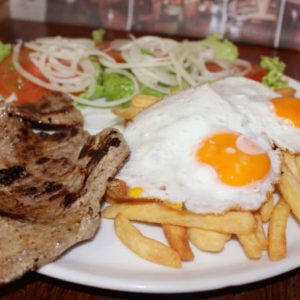 plato-combinado-carne-huevos-fritos